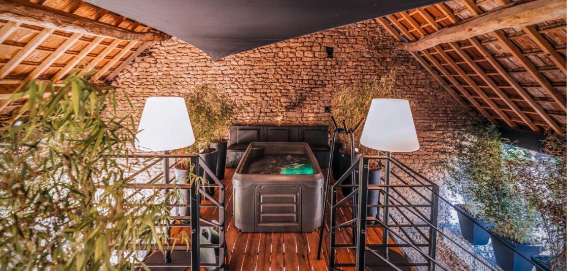 Le Studio Des Pres Verts Suite Design Avec Jacuzzi Privatif Jouey Exterior foto